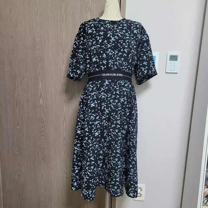 [BUNJANG] Calvin Klein Floral Pattern Black Midi Dress / 캘빈클라인 플라워 패턴 블랙 원피스