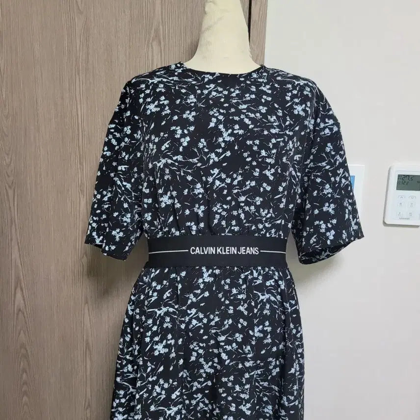 [BUNJANG] Calvin Klein Floral Pattern Black Midi Dress / 캘빈클라인 플라워 패턴 블랙 원피스