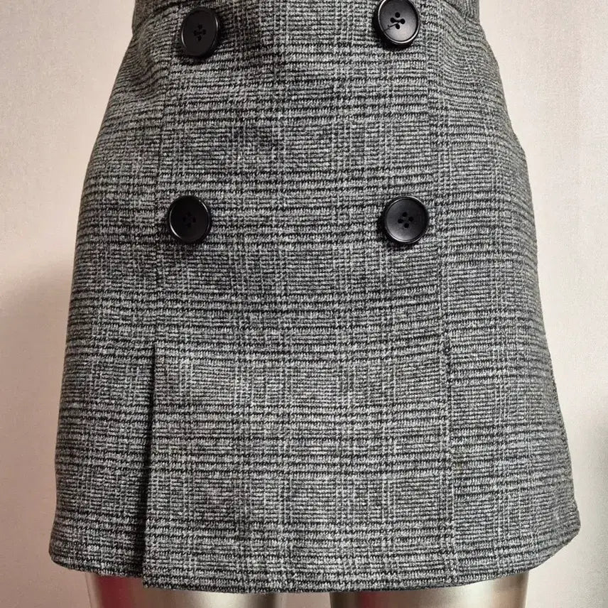 [BUNJANG] Checkered Wool Mini Skirt with Button Detail (S) / 체크 모직 미니스커트 버튼 포인트 S