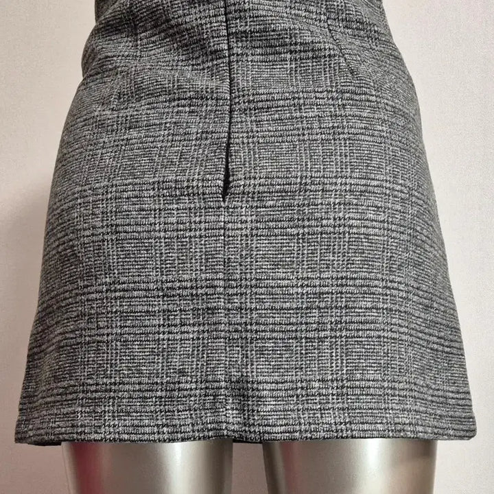 [BUNJANG] Checkered Wool Mini Skirt with Button Detail (S) / 체크 모직 미니스커트 버튼 포인트 S