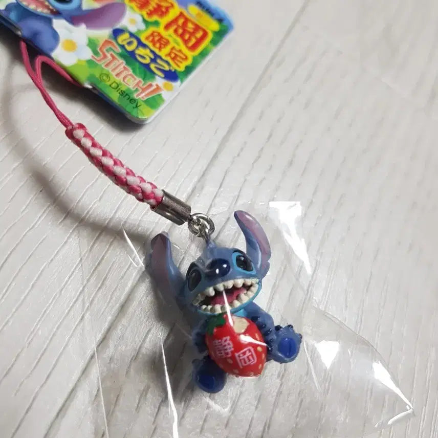 [SOLD OUT] 빈티지 레어 디즈니 스티치 시즈오카 딸기 스트랩 고전스트랩 딸기스트랩