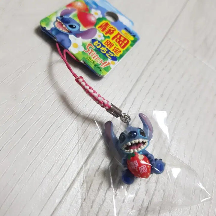 [SOLD OUT] 빈티지 레어 디즈니 스티치 시즈오카 딸기 스트랩 고전스트랩 딸기스트랩