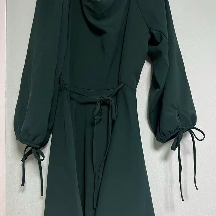 [BUNJANG] Deep Green Off-Shoulder Square Neck Mini Dress / 딥그린 스퀘어넥 오프숄더 미니 원피스