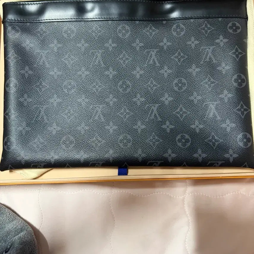 [BUNJANG] Louis Vuitton Monogram Clutch Bag with Keyring / 루이비통 블랙 모노그램 클러치백 루이비통 키링