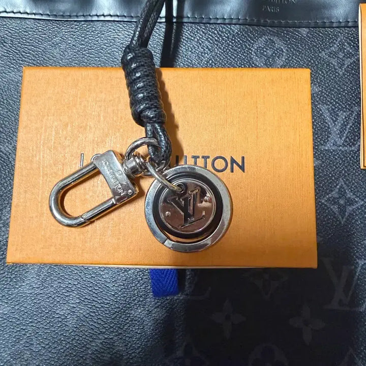 [BUNJANG] Louis Vuitton Monogram Clutch Bag with Keyring / 루이비통 블랙 모노그램 클러치백 루이비통 키링