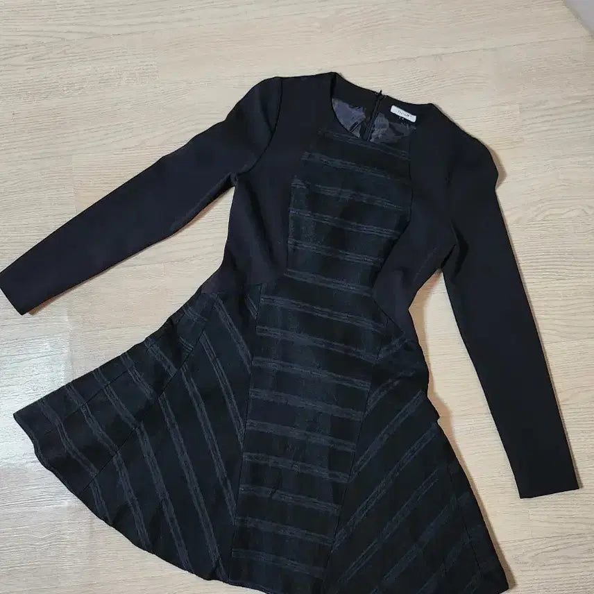 [BUNJANG] Thyren Black Flare Dress / 티렌 블랙 플레어 원피스
