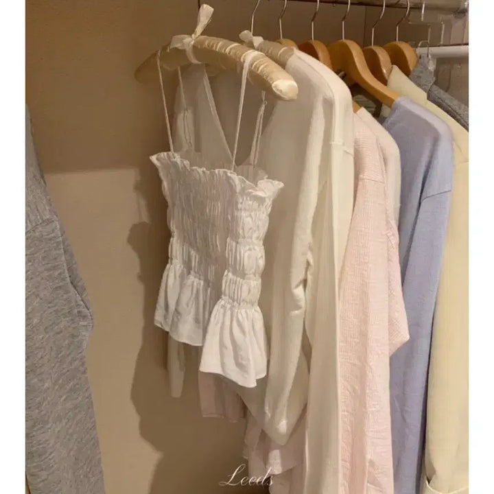 [BUNJANG] Leeds The Wish Vanessa Sleeveless Top / Leeds 더위시 스모크 바네사 슬리브리스 나시탑 블랙