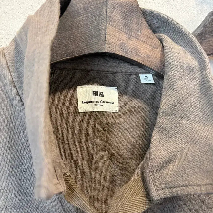 [SOLD OUT] 유니클로 엔지니어드가먼츠 pk카라티 카키색
