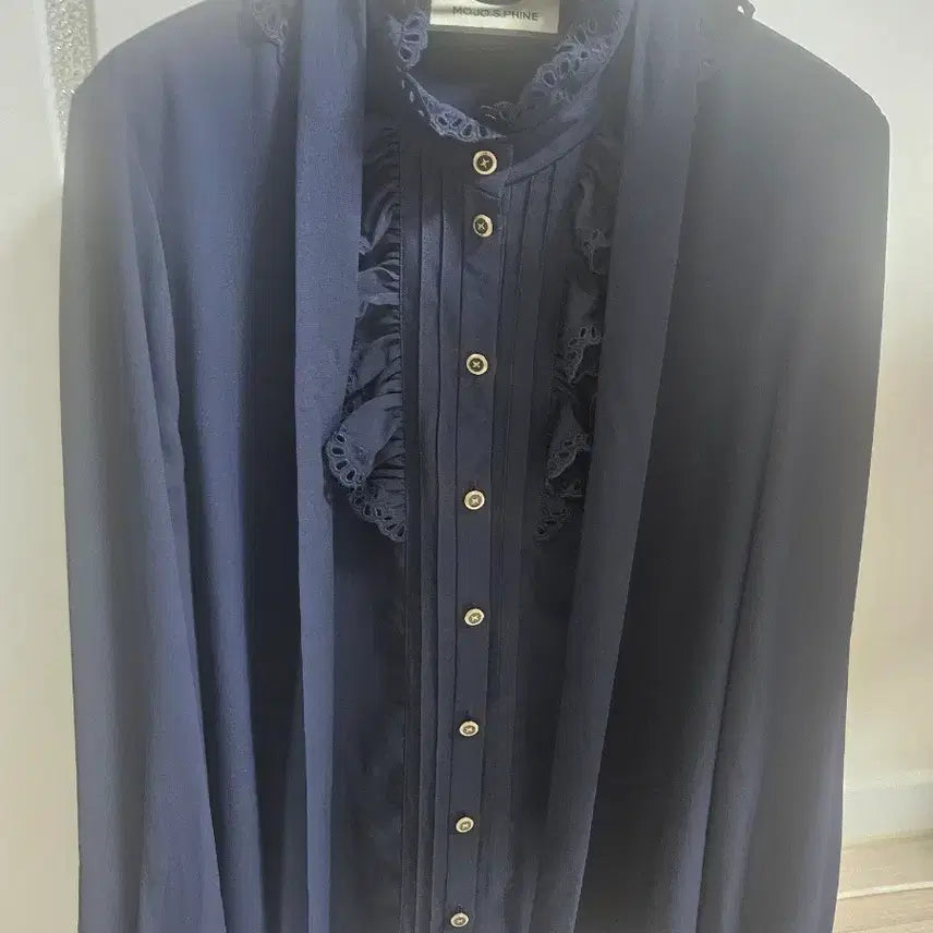 [BUNJANG] MOJO.S.PHINE Frill Blouse Navy 66 / MOJO.S.PHINE 프릴 장식 블라우스 네이비 66