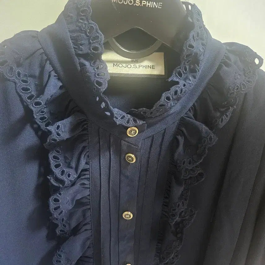 [BUNJANG] MOJO.S.PHINE Frill Blouse Navy 66 / MOJO.S.PHINE 프릴 장식 블라우스 네이비 66