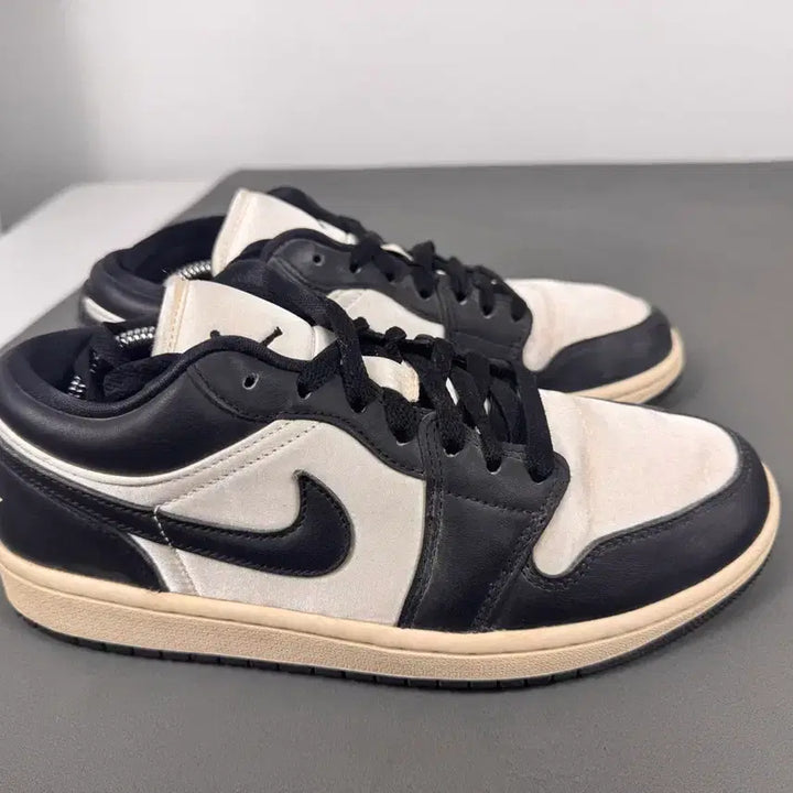 [BUNJANG] Nike Air Jordan 1 Low Black/White Sneakers / 나이키 에어 조던 1 로우 블랙/화이트 250사이즈.!