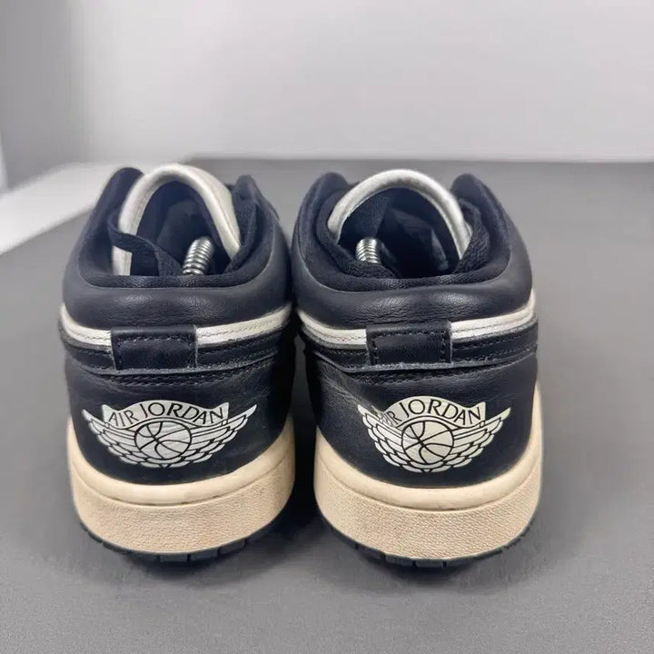 [BUNJANG] Nike Air Jordan 1 Low Black/White Sneakers / 나이키 에어 조던 1 로우 블랙/화이트 250사이즈.!
