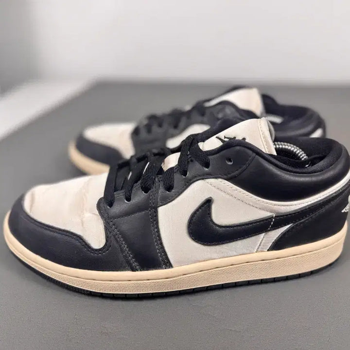 [BUNJANG] Nike Air Jordan 1 Low Black/White Sneakers / 나이키 에어 조던 1 로우 블랙/화이트 250사이즈.!
