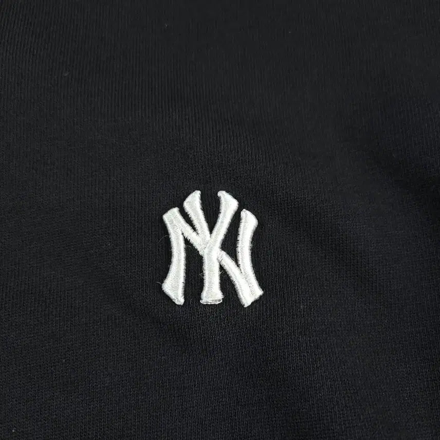 [BUNJANG] MLB New York Yankees Logo Cotton Blend Hoodie / MLB 엠엘비 피그먼트 블랙 화이트 뉴욕 양키즈 로고 코튼블렌드 후드 티