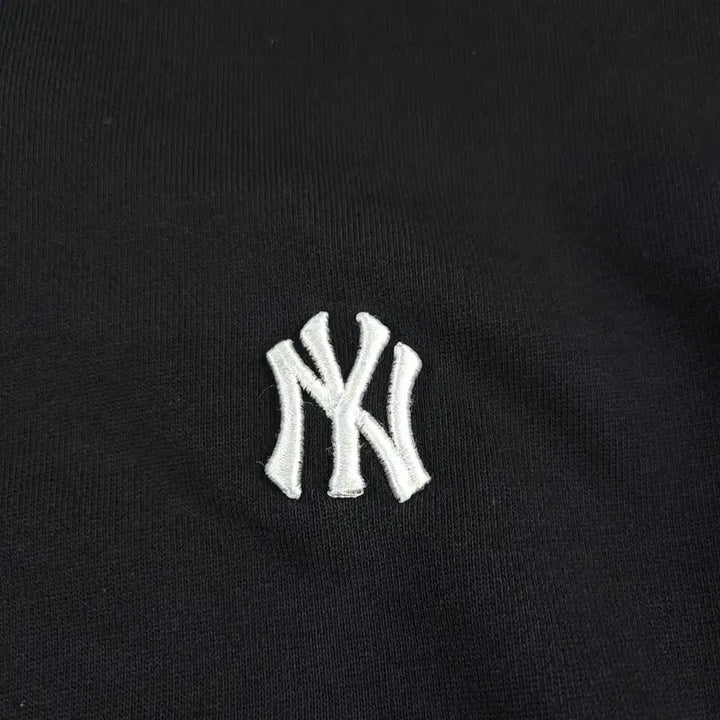 [BUNJANG] MLB New York Yankees Logo Cotton Blend Hoodie / MLB 엠엘비 피그먼트 블랙 화이트 뉴욕 양키즈 로고 코튼블렌드 후드 티