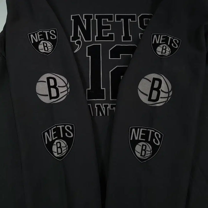[BUNJANG] NBA Brooklyn Nets Kangaroo Pocket Sweatshirt / NBA 엔비에이 블랙 그레이 배색 브루클린 네츠 캥거루포켓 맨투맨 티셔츠