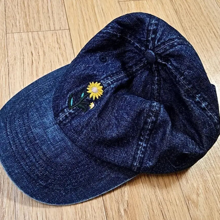 [BUNJANG] Uniqlo Denim Sunflower Embroidery Baseball Cap / 유니클로 데님 해바라기 자수 볼캡