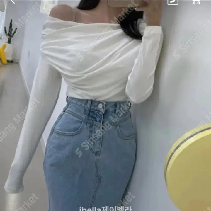 [BUNJANG] Drape Shirring Off-Shoulder Slim Fit Long Sleeve T-Shirt / 새상품 블랙만 드레이프 셔링 오프 슬림핏 긴팔 티셔츠