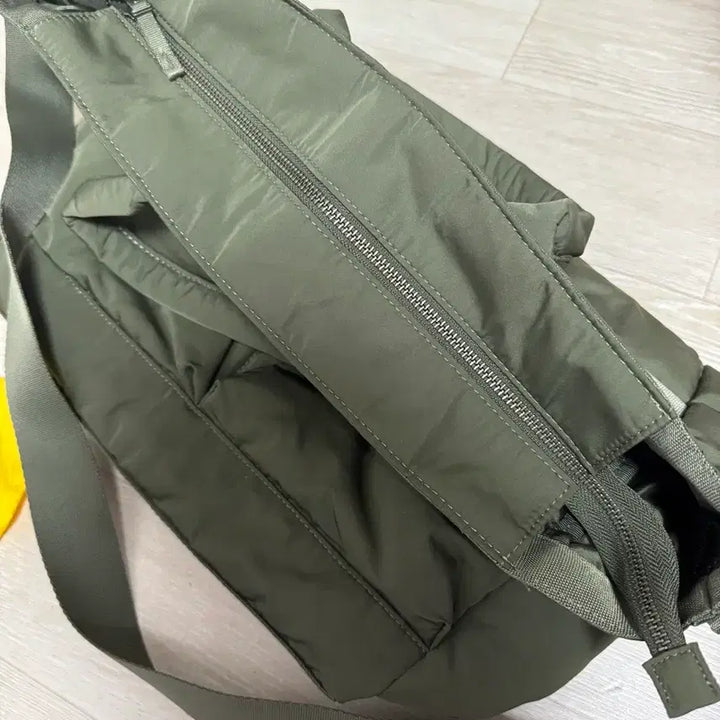 [BUNJANG] Uniqlo Two-Way Utility Bag Olive Khaki Tote Bag / 유니클로 투웨이 유틸리티백 올리브 카키 포터맛 헬멧백 토트백 가방
