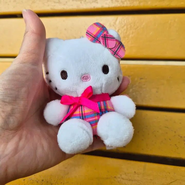 [SOLD OUT] 헬로키티 타탄체크 인형 키링 새상품