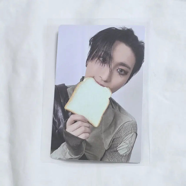 [BUNJANG] ATEEZ Seonghwa Bouncy Photocard / 에이티즈 성화 포카 아웃로우 바운시 식빵