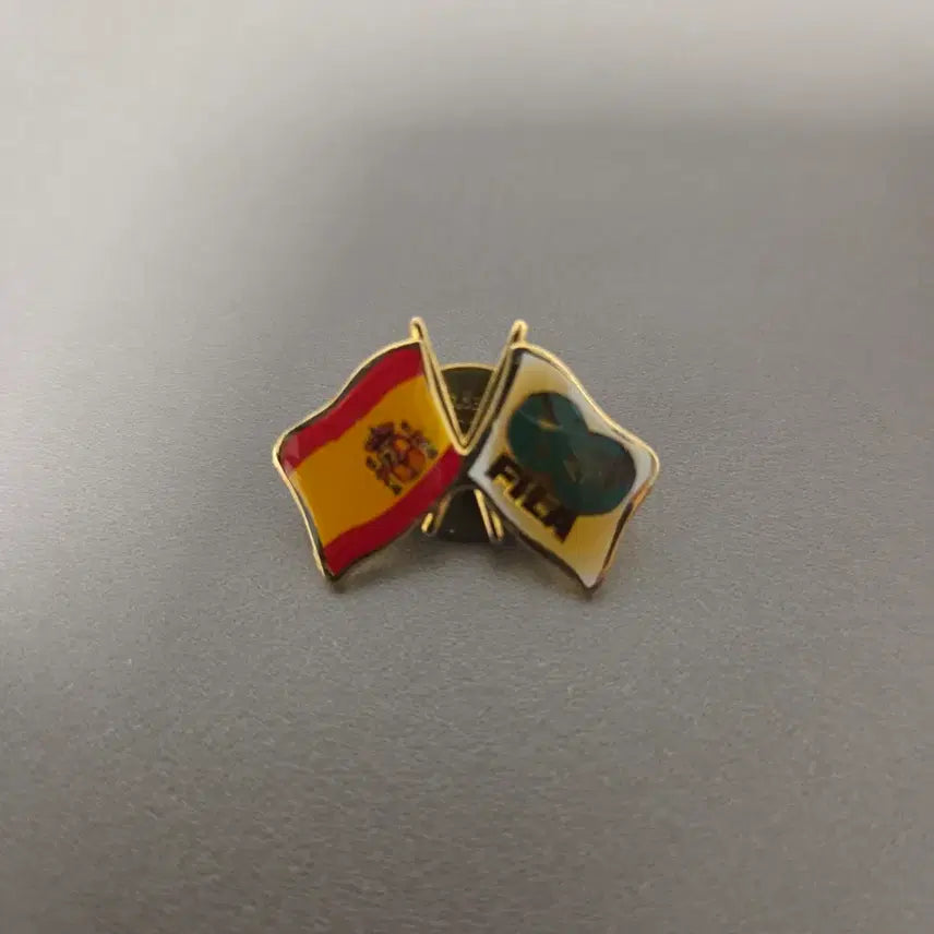 [BUNJANG] FILA Spain Globe Flag Badge / FILA 스페인 글로브 플래그 뱃지