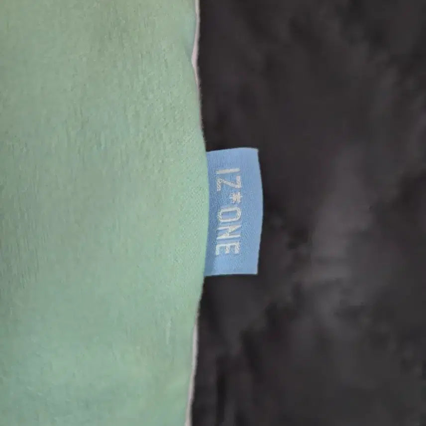 [BUNJANG] IZ*ONE Choi Yena Limited Edition Cushion Cover / 아이즈원 한정판 최예나 쿠션커버 + 솜