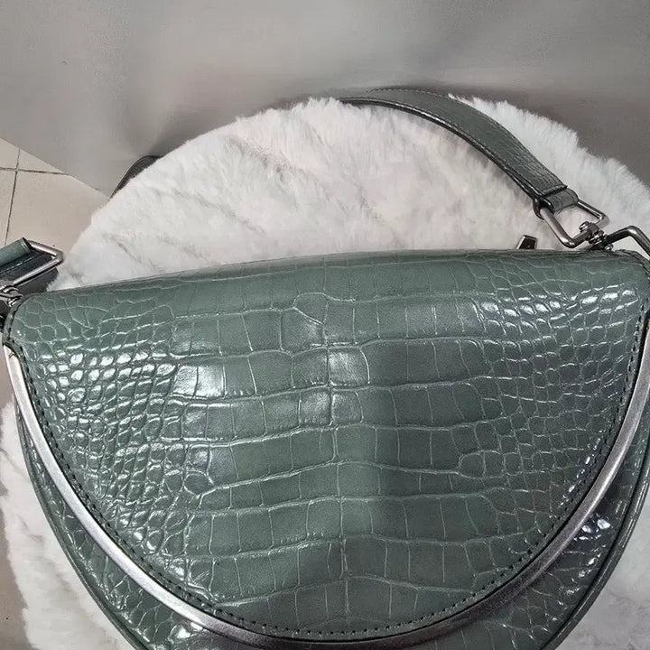 [BUNJANG] Charles &amp; Keith Mint Half Moon Crossbody Bag / 찰스앤키스 민트 반달크로스백