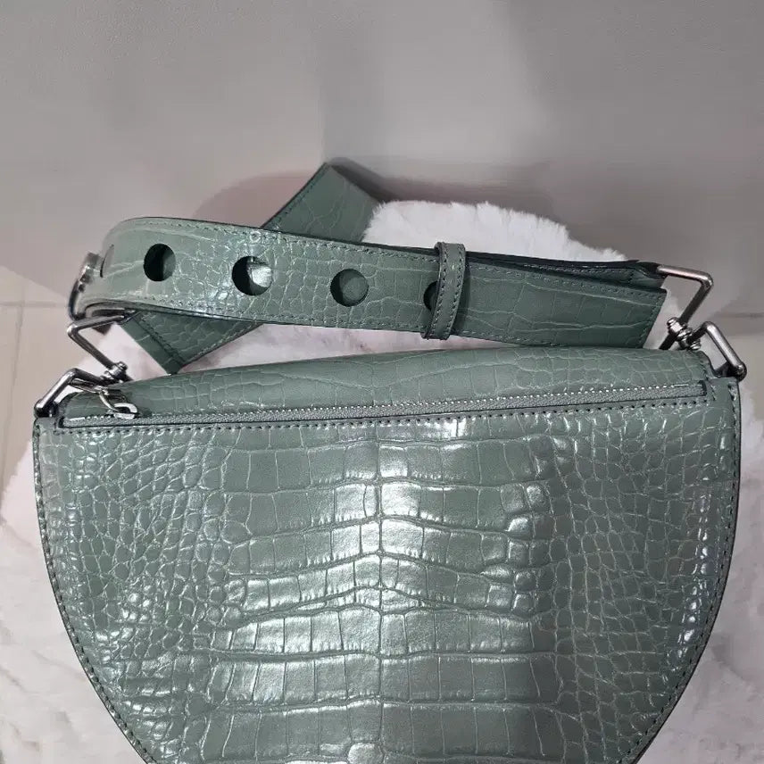 [BUNJANG] Charles &amp; Keith Mint Half Moon Crossbody Bag / 찰스앤키스 민트 반달크로스백