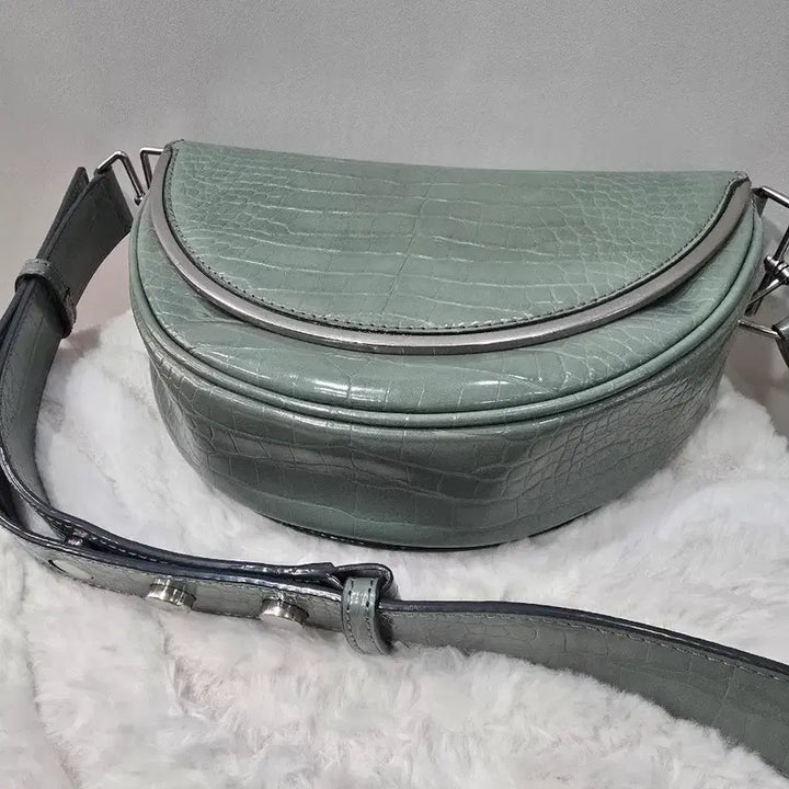 [BUNJANG] Charles &amp; Keith Mint Half Moon Crossbody Bag / 찰스앤키스 민트 반달크로스백