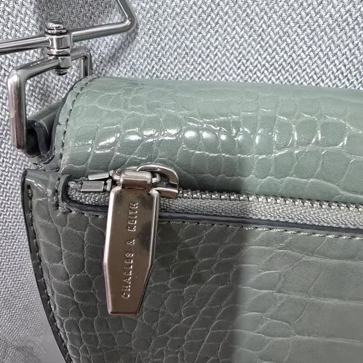[BUNJANG] Charles &amp; Keith Mint Half Moon Crossbody Bag / 찰스앤키스 민트 반달크로스백