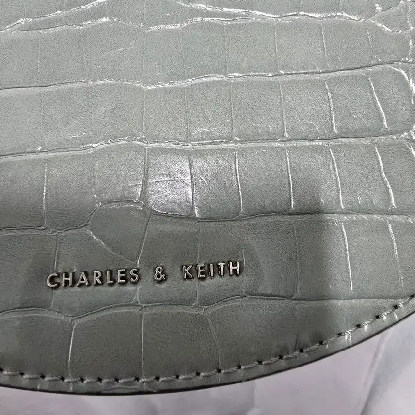 [BUNJANG] Charles &amp; Keith Mint Half Moon Crossbody Bag / 찰스앤키스 민트 반달크로스백