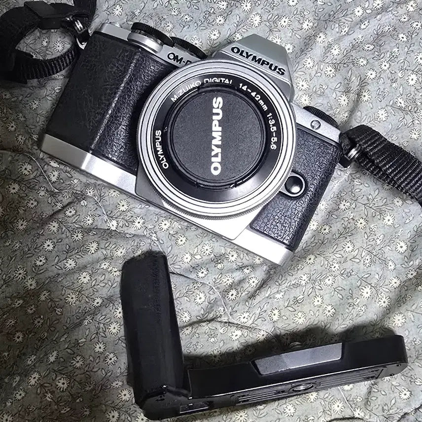 [BUNJANG] Olympus OM-D E-M10 Camera with 14-42mm Lens Kit and Grip / 올림푸스 OM-D E-M10 카메라+14-42렌즈세트
