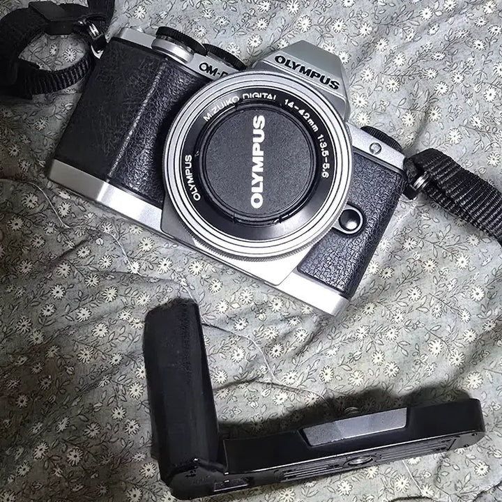 [BUNJANG] Olympus OM-D E-M10 Camera with 14-42mm Lens Kit and Grip / 올림푸스 OM-D E-M10 카메라+14-42렌즈세트