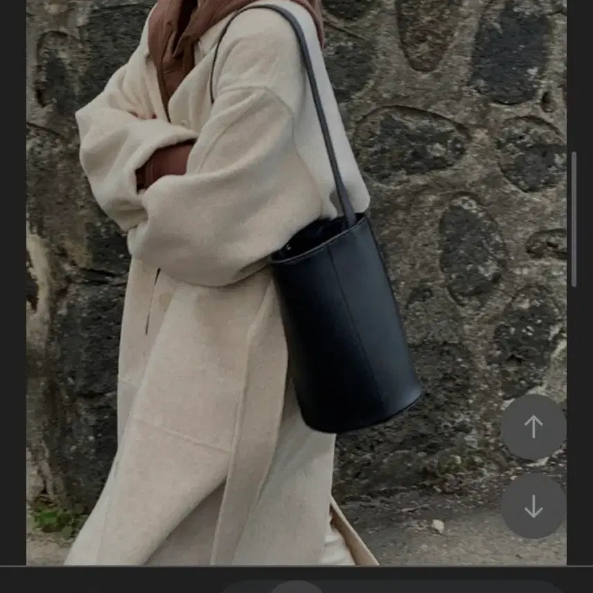 [BUNJANG] Simple Black One-Handle Bucket Shoulder Bag / [새상품급] 심플 블랙 원핸들 버킷 숄더백 (데일리백 추천)