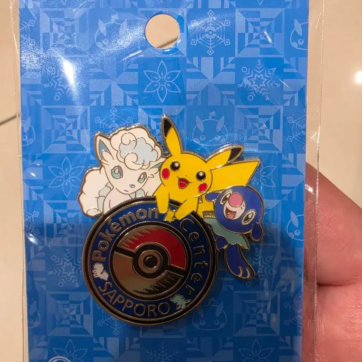 [BUNJANG] Pokemon Center Hokkaido Sapporo Limited Edition Alolan Vulpix Pikachu Badge / 포켓몬센터 홋카이도 삿포로 포켓몬 지역 한정뱃지 알로라식스테일 피카츄