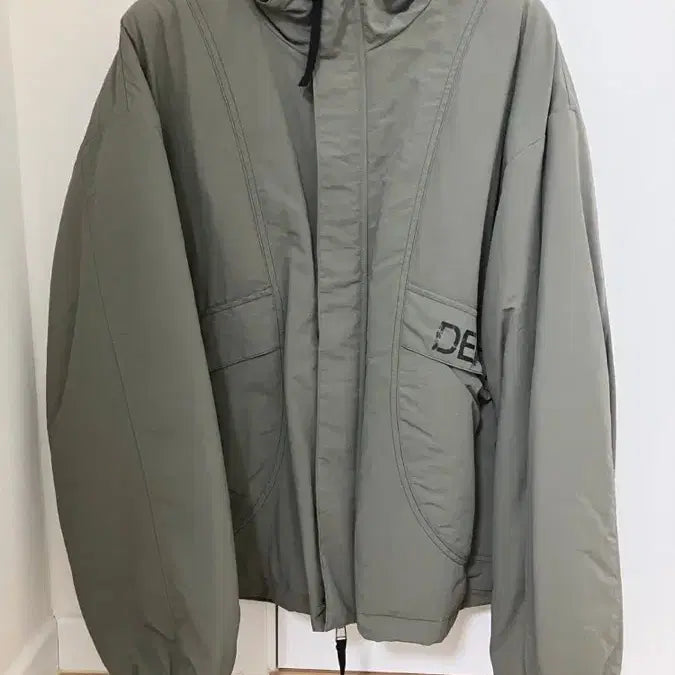 [BUNJANG] DEINET High Collar Bomber Jumper - Khaki / 다이닛 하이 칼라 봄버 점퍼 인 카키