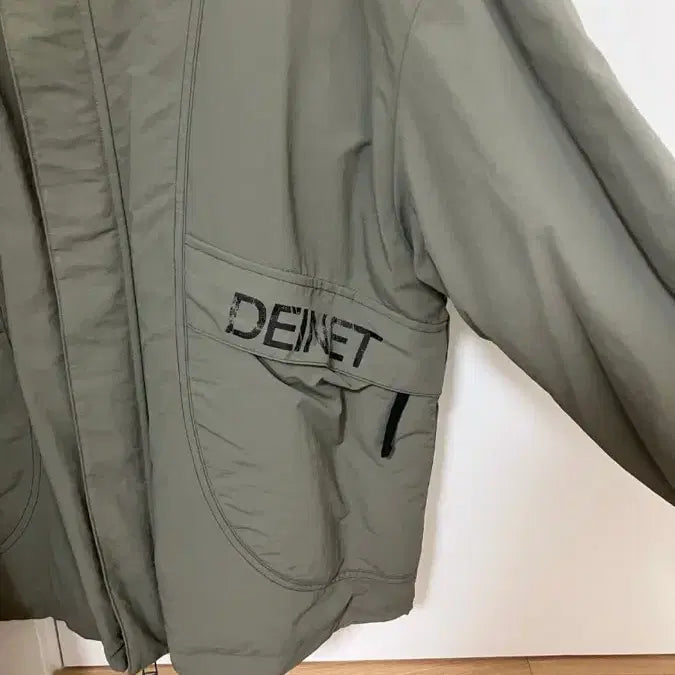 [BUNJANG] DEINET High Collar Bomber Jumper - Khaki / 다이닛 하이 칼라 봄버 점퍼 인 카키