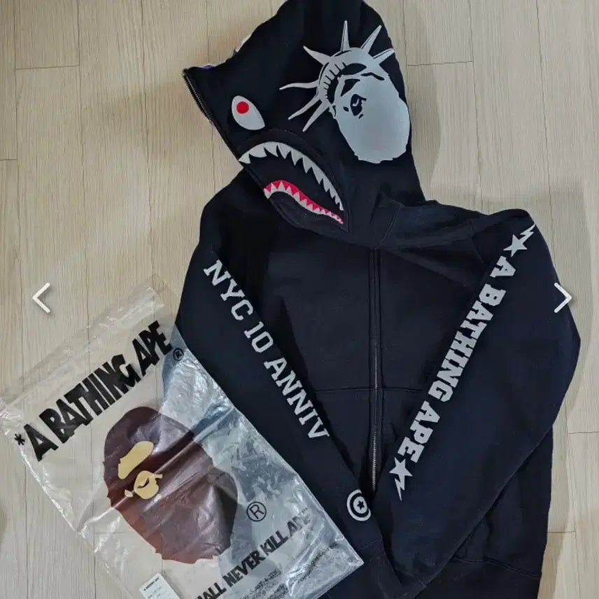 [SOLD OUT] 베이프 10주년 한정 샤크 후드집업