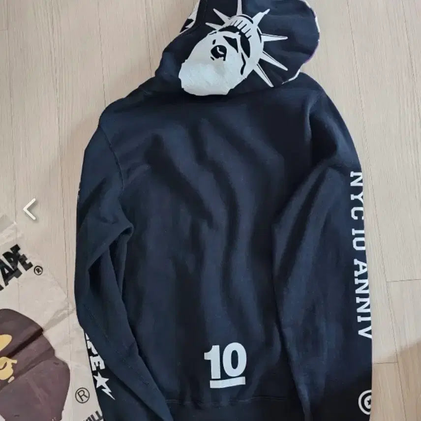 [SOLD OUT] 베이프 10주년 한정 샤크 후드집업