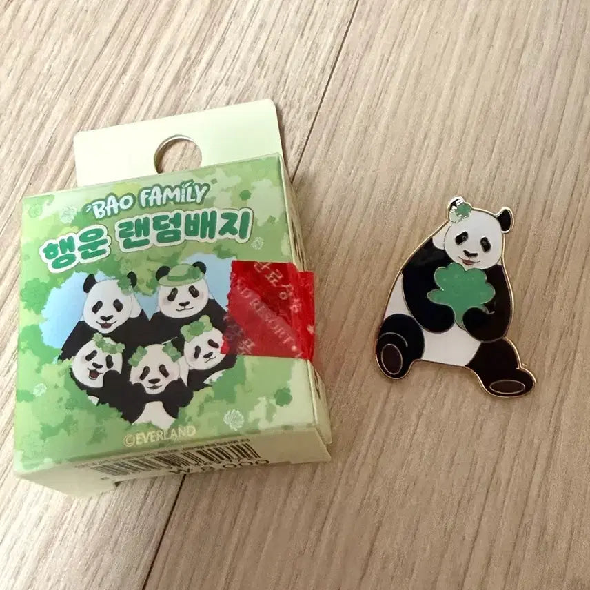 [SOLD OUT] 바오패밀리 러바오 뱃지