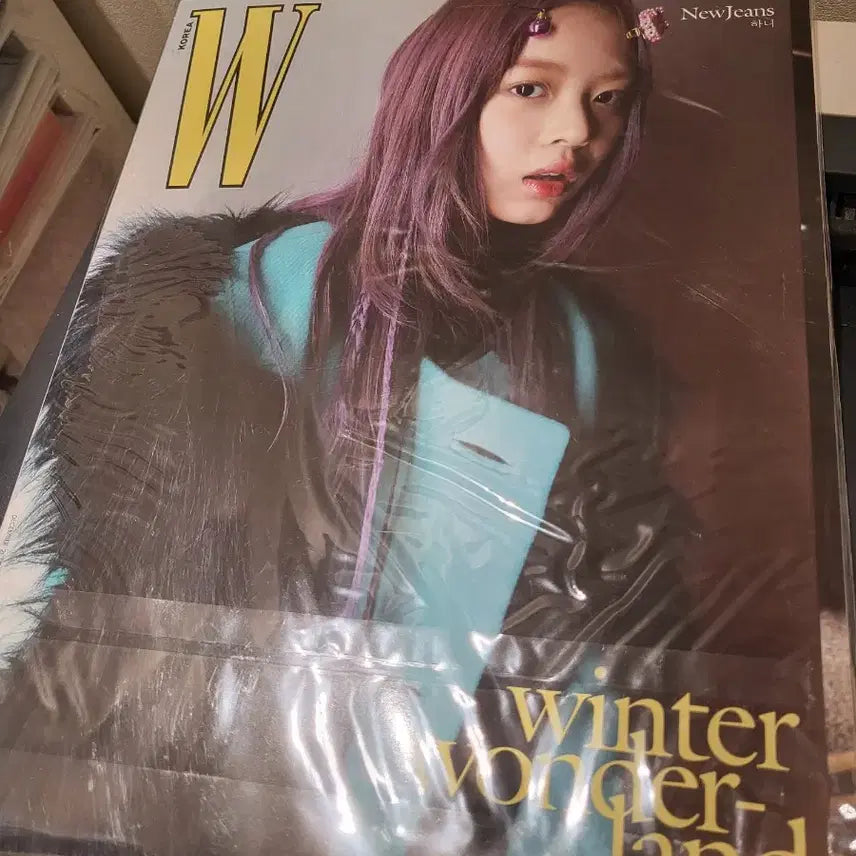 [BUNJANG] W Korea NewJeans Hani Winter Wonderland Magazine / [미개봉] W Korea 뉴진스 Winter Wonderland 하니