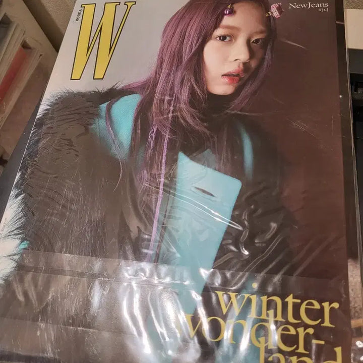 [BUNJANG] W Korea NewJeans Hani Winter Wonderland Magazine / [미개봉] W Korea 뉴진스 Winter Wonderland 하니