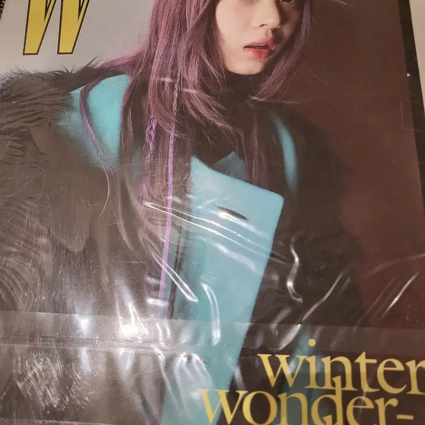 [BUNJANG] W Korea NewJeans Hani Winter Wonderland Magazine / [미개봉] W Korea 뉴진스 Winter Wonderland 하니