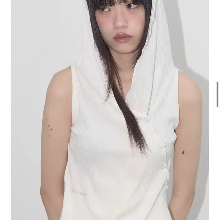 [BUNJANG] Fancy Club Bird Cowl Sleeveless (Ivory) / 팬시클럽 BIRD COWL SLEEVELESS (IVORY)
