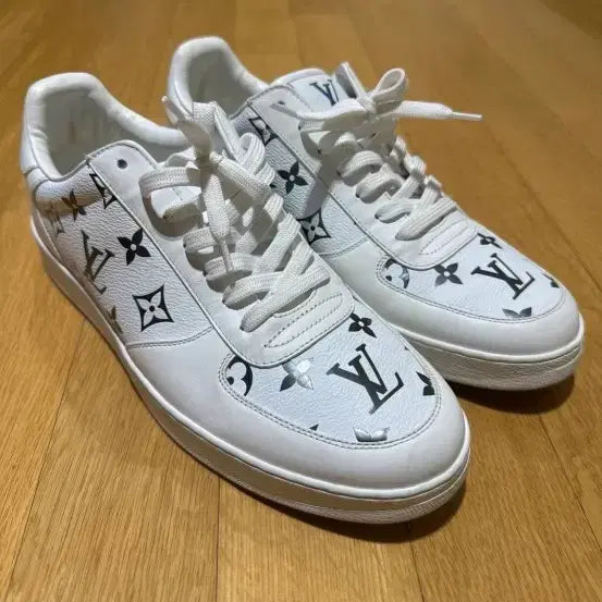[SOLD OUT] 루이비통 화이트 로고 스니커즈