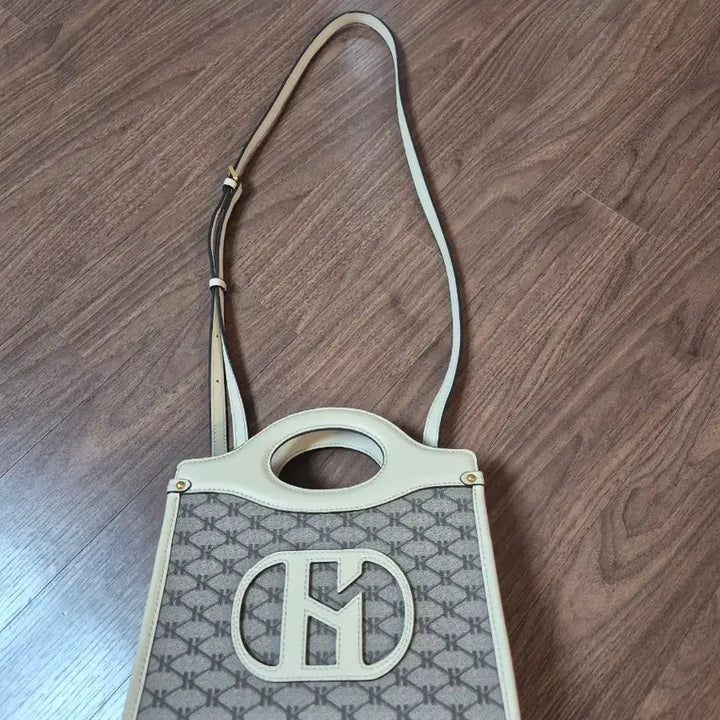 [BUNJANG] Hazzys Heriato H Leather Patch Tote &amp; Mini Crossbody Bag / 헤지스 헤리아토 H 레더 패치 토트  겸 미니 크로스백 팝니다.
