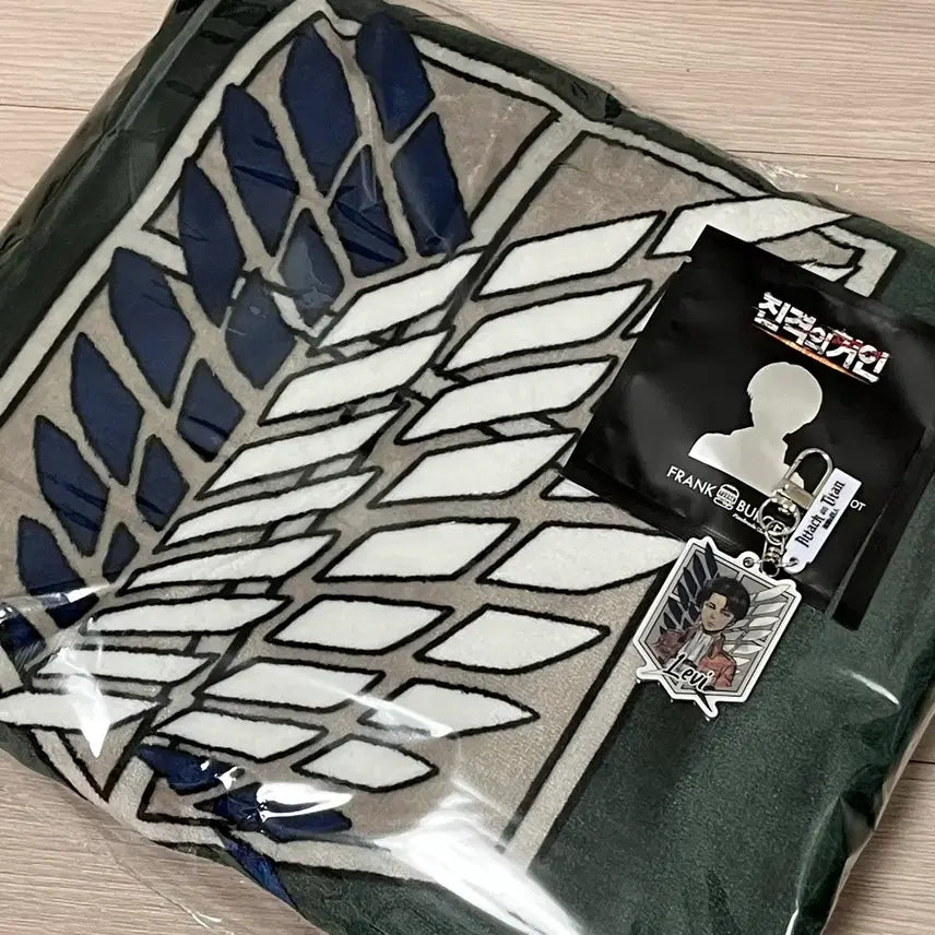 [BUNJANG] Attack on Titan Frank Burger Cape Blanket &amp; Levi Lenticular Keyring Bundle / 진격의거인 프랭크버거 망토 담요 리바이 렌티큘러 키링 일괄