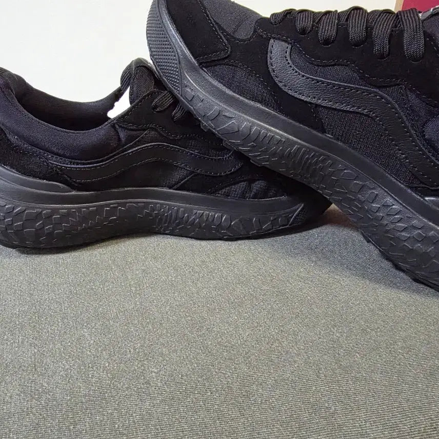 [BUNJANG] Vans UltraRange Neo VR3 Black Sneakers / 반스 울트라레인지 네오VR3 [250mm]