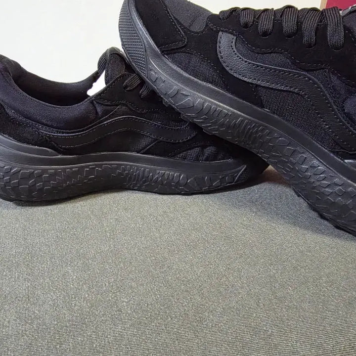 [BUNJANG] Vans UltraRange Neo VR3 Black Sneakers / 반스 울트라레인지 네오VR3 [250mm]